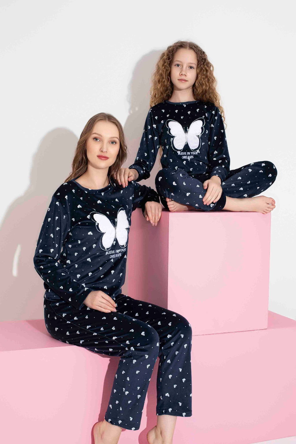 Mavi Kelebek Nakışlı Kadife Pijama